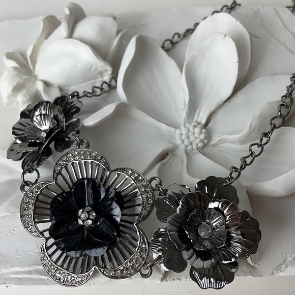Guess Fashion Necklace Three Flower With Crystals Statement - Picture 8 of 12
